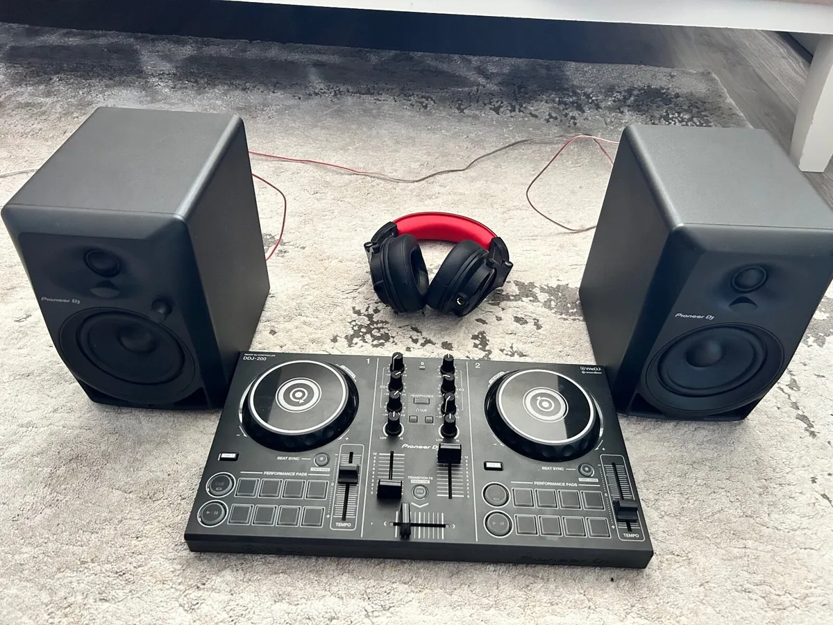 Pioneer DDJ 200, 2 DM-40 speakers and headphones - Image 1