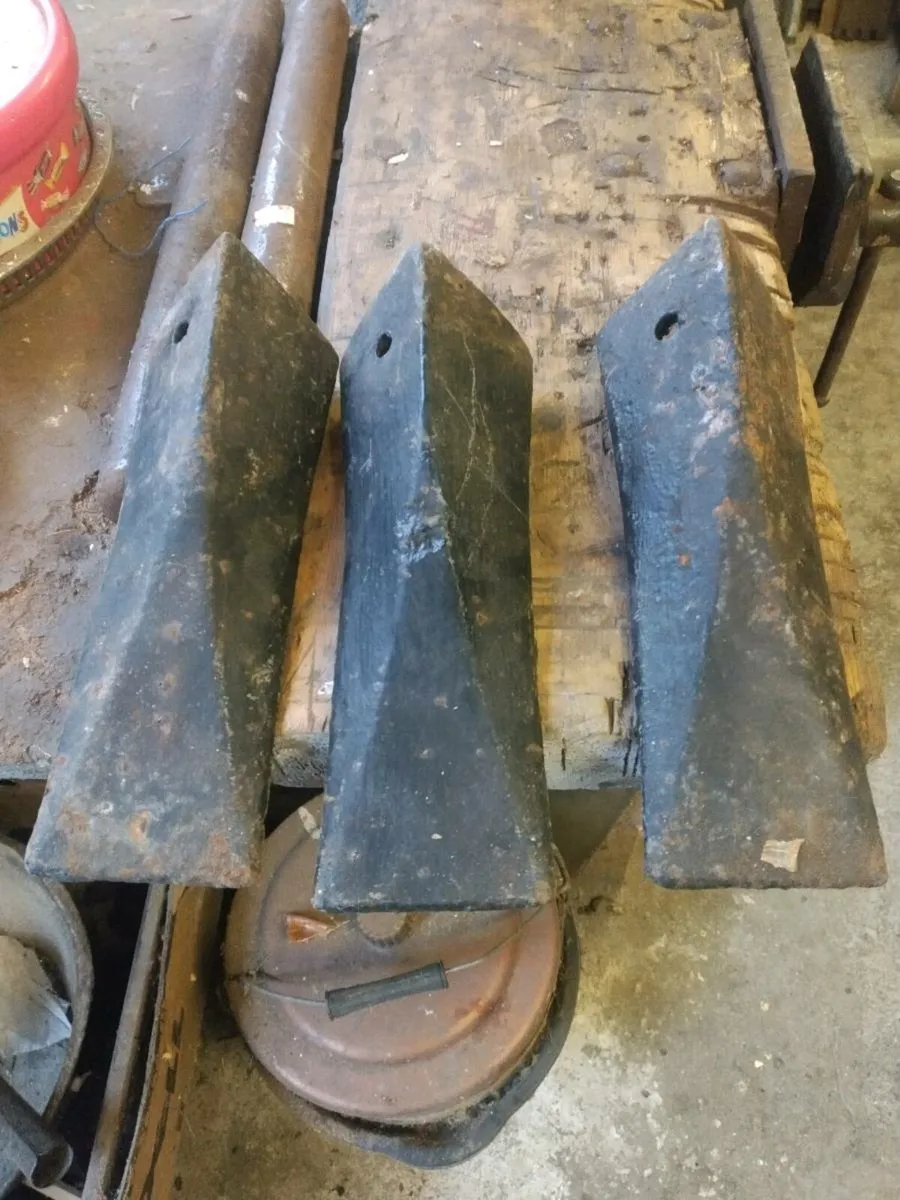 3. Vintage HW 20 plough ridge points - Image 1