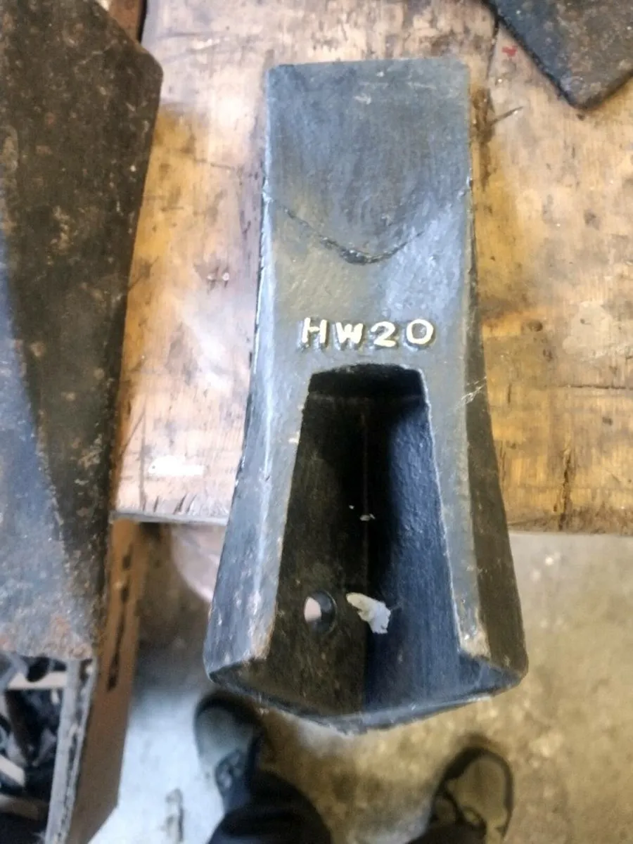 3. Vintage HW 20 plough ridge points - Image 2