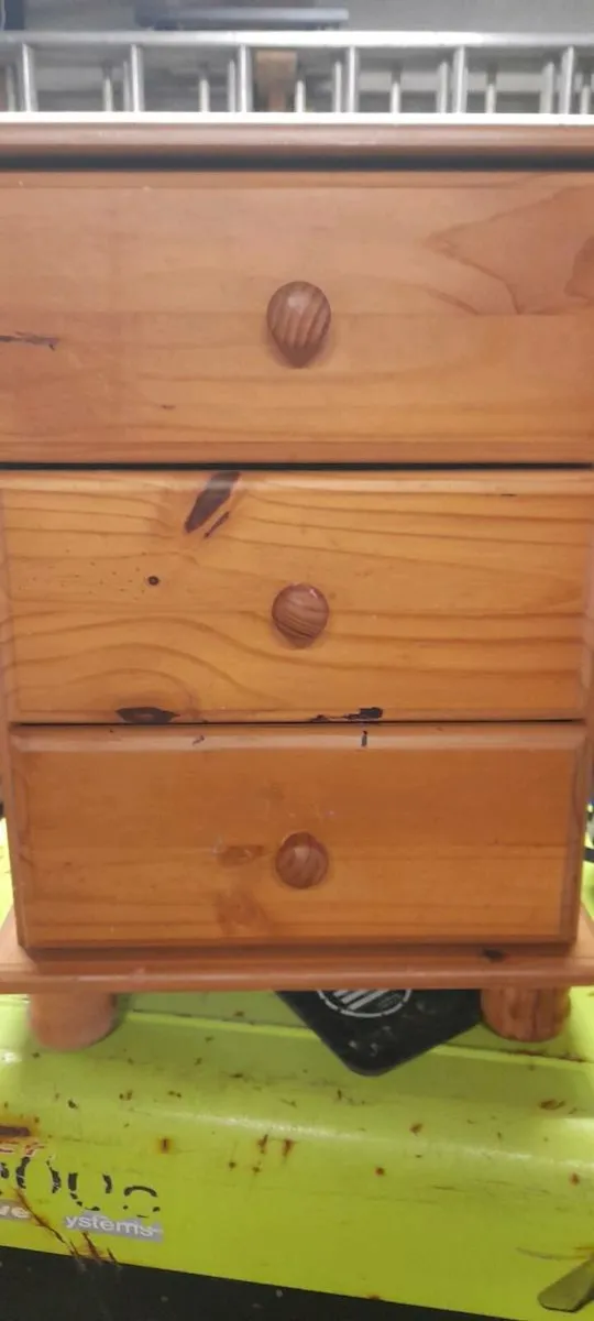 2/Beds mattresses and frames 6'4x4'8" 2/lockers - Image 1