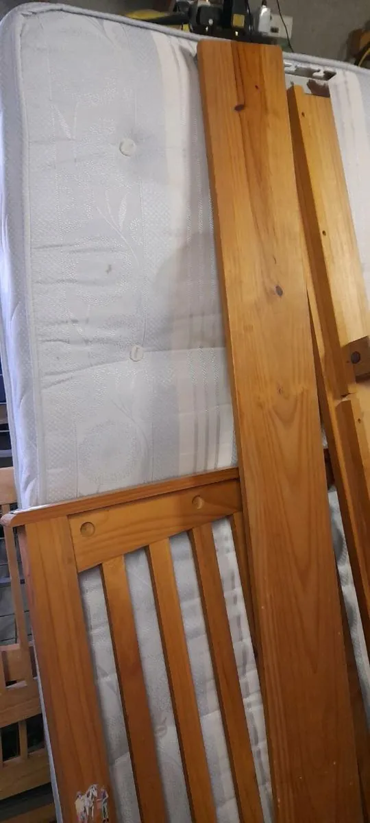 2/Beds mattresses and frames 6'4x4'8" 2/lockers - Image 2