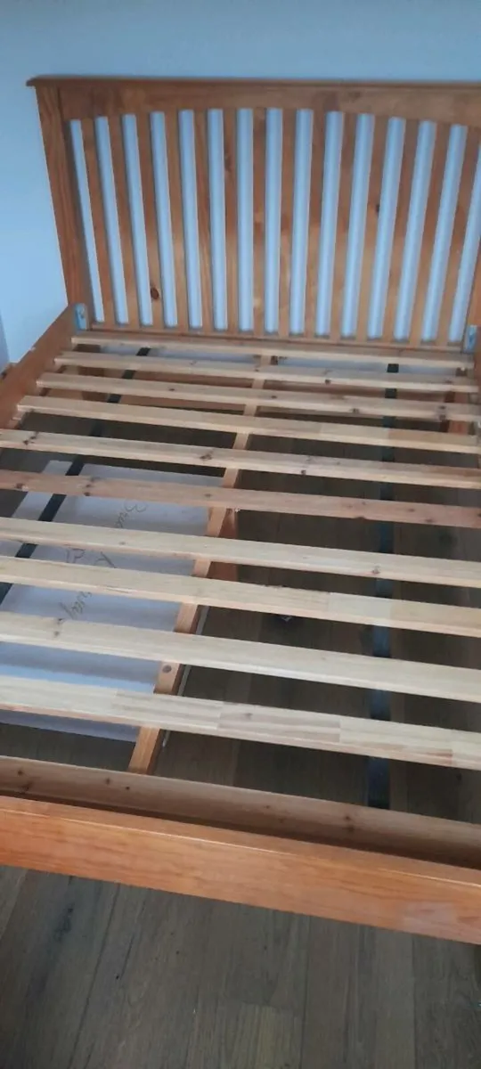 2/Beds mattresses and frames 6'4x4'8" 2/lockers - Image 4