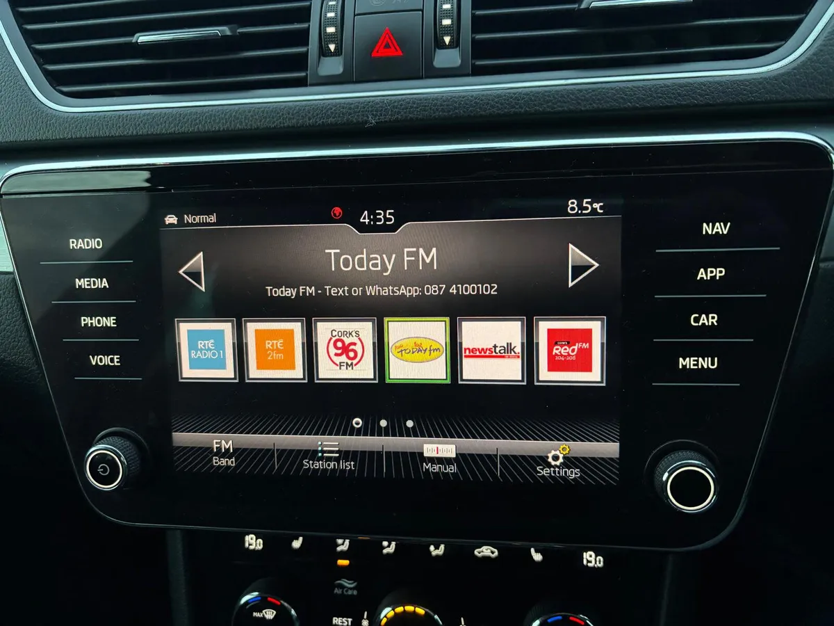 Skoda Superb 2018  HIGH SPEC  STUNNING  CAR - Image 3