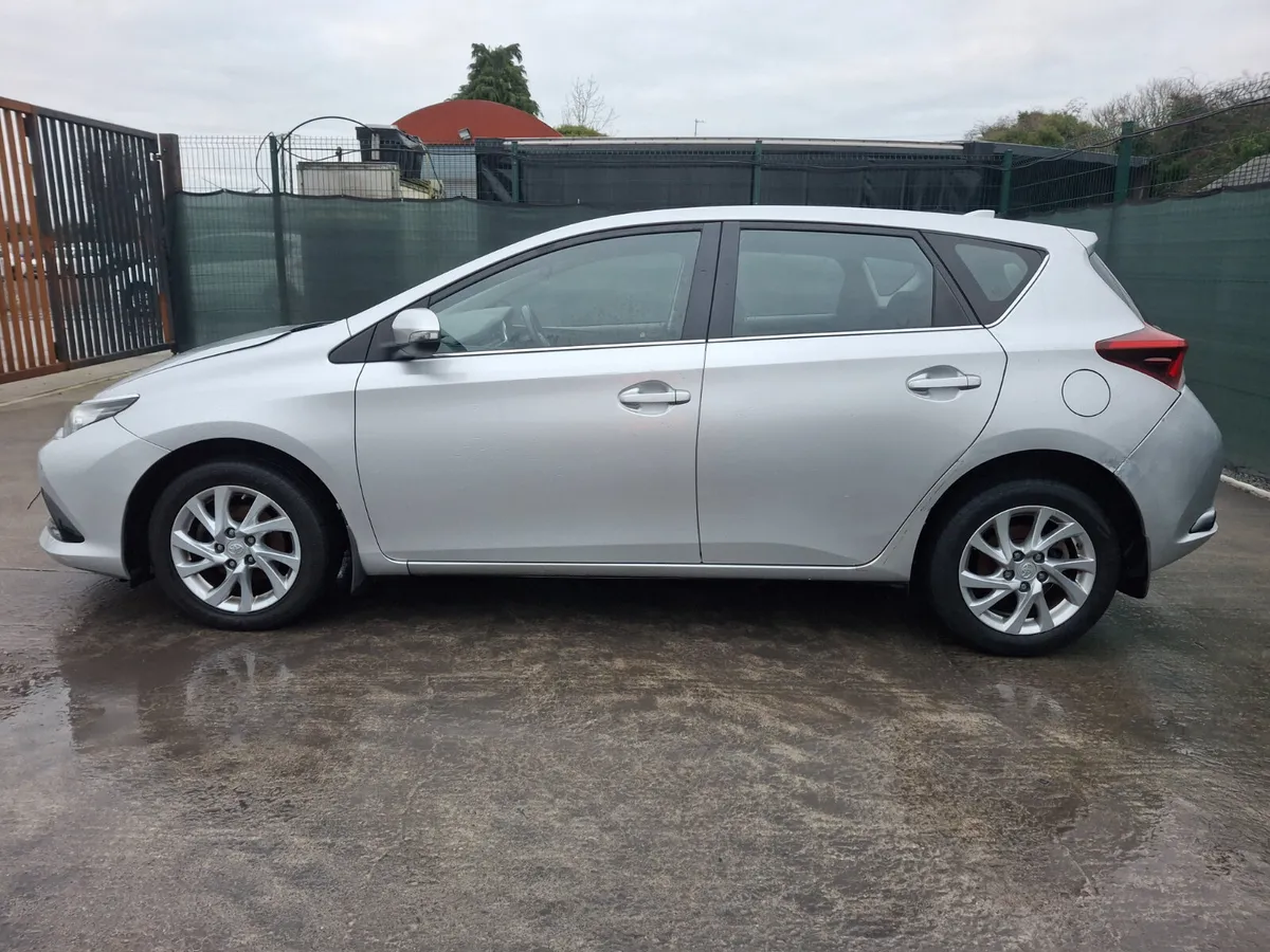 2017 Toyota Auris Diesel - Image 2