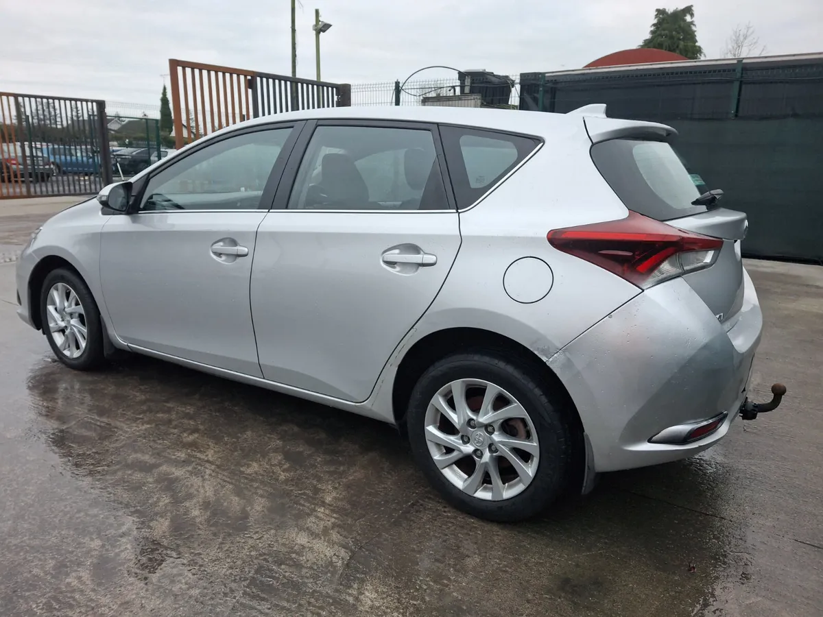 2017 Toyota Auris Diesel - Image 3