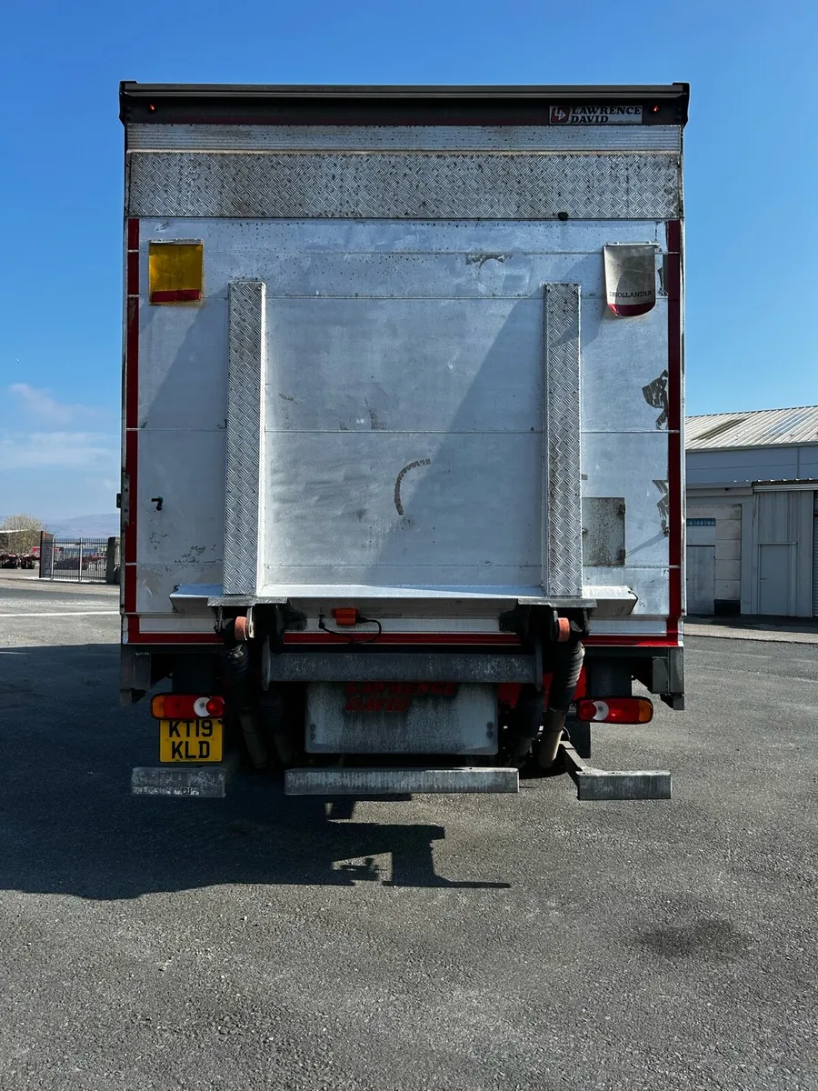 6x 2019 Renualt 30ft curtains 2 ton lifts - Image 4