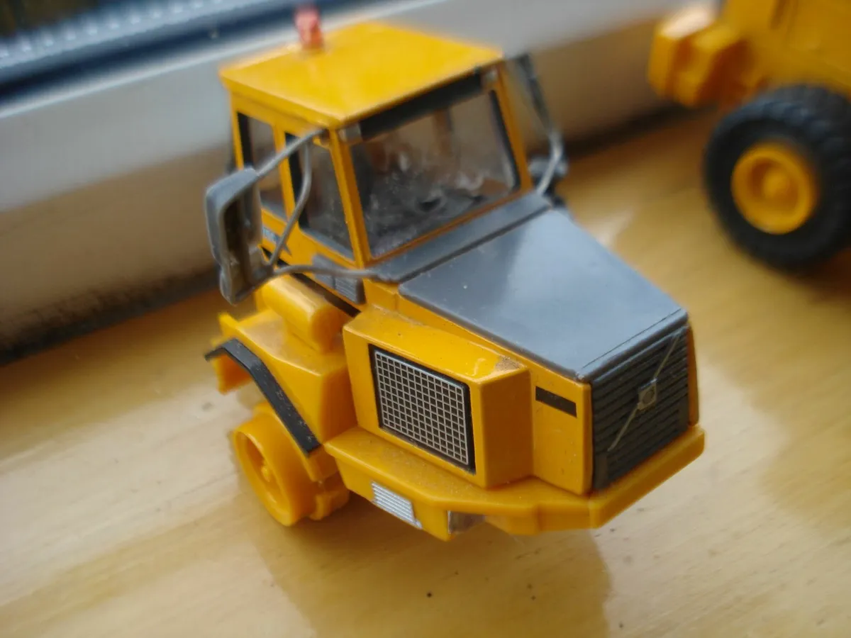 VOLVO DIECAST METAL MODEL WHEEL LOADER & CABS. - Image 4