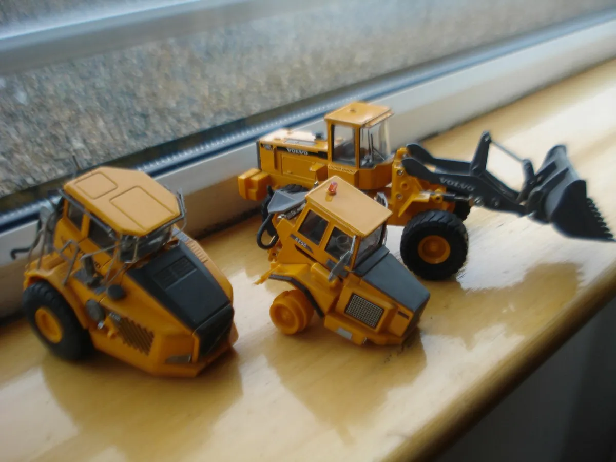 VOLVO DIECAST METAL MODEL WHEEL LOADER & CABS. - Image 2