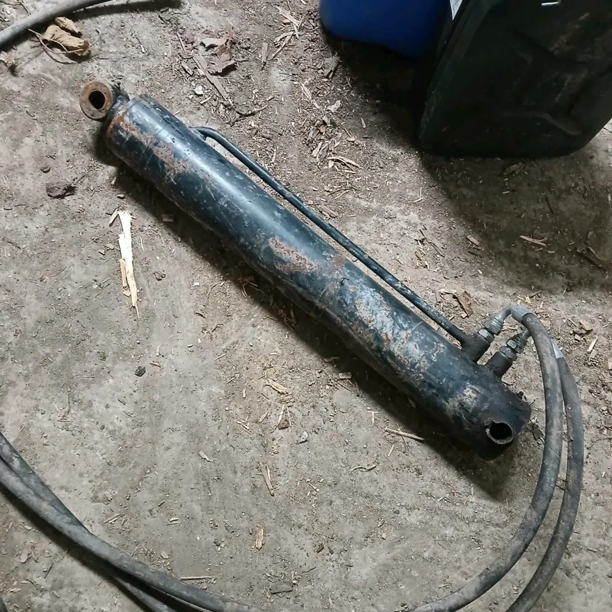 One hydraulic ram - Image 3