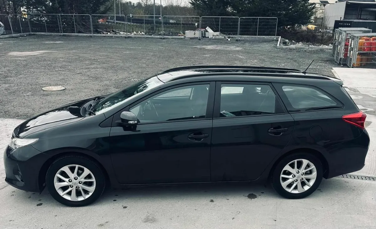 Toyota Auris 2014 - Image 2