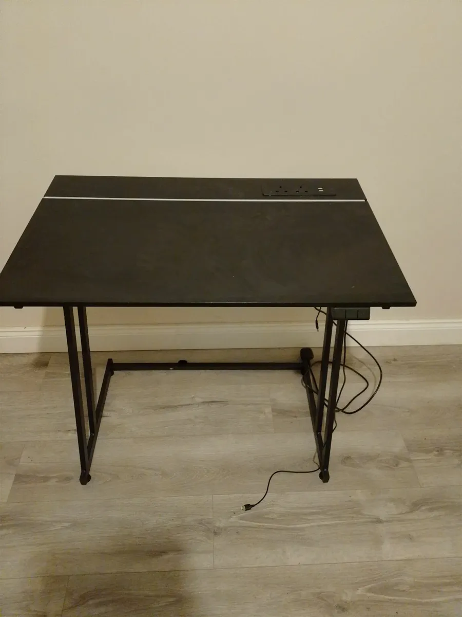 Gaming table - Image 1