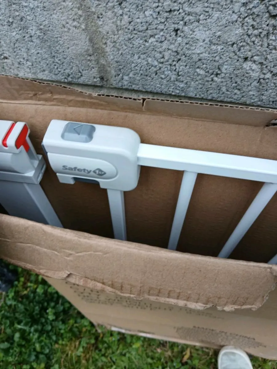 Safety gate - Image 1