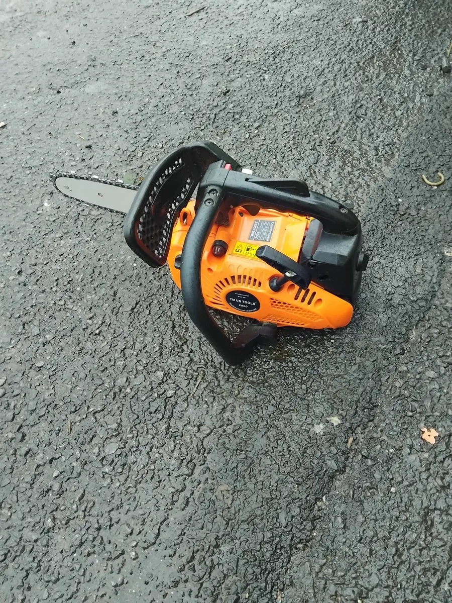 3 hand chainsaw only used 3 times like new - Image 1