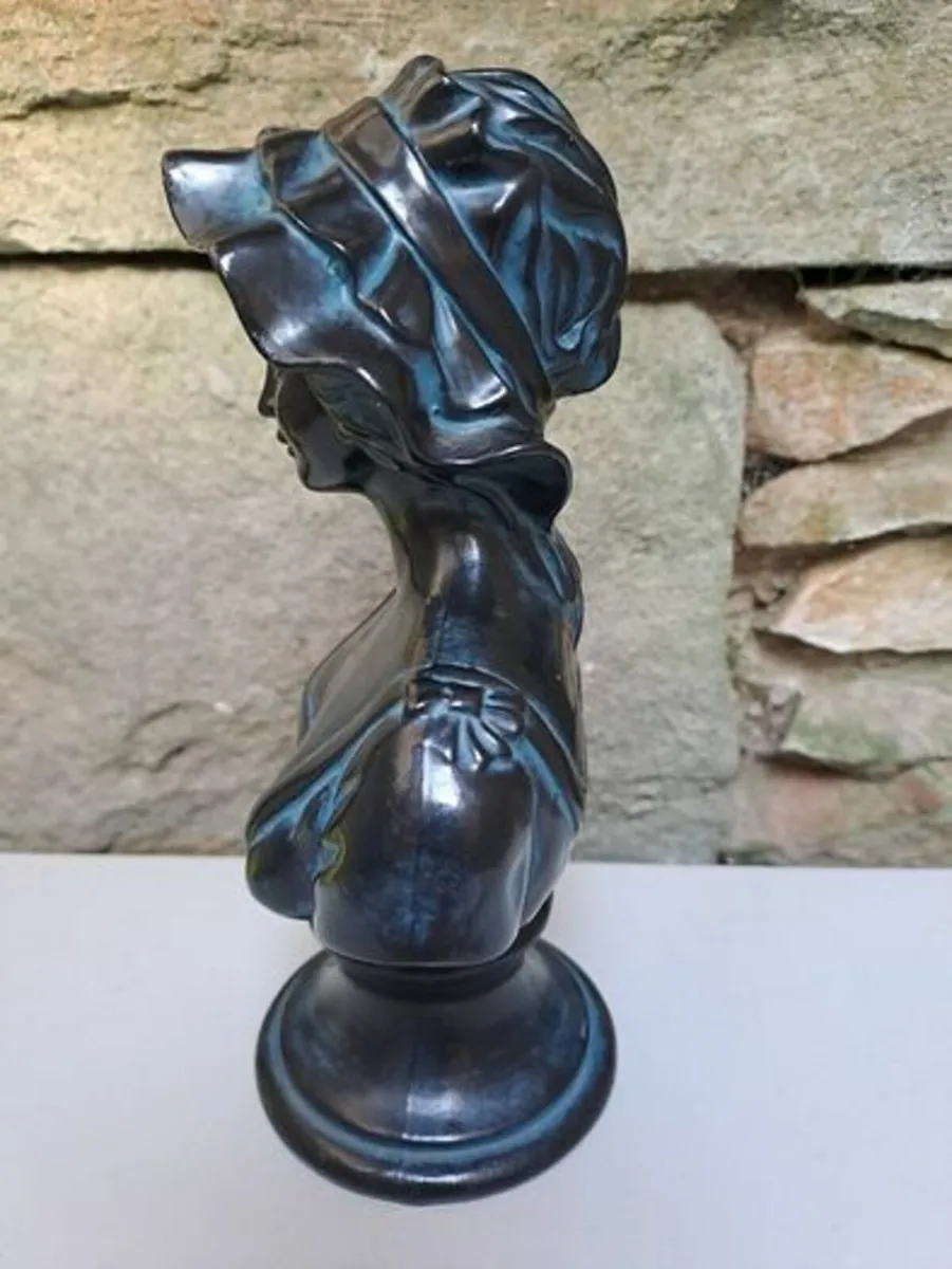 Painted bronzed bust Figurine - Image 2