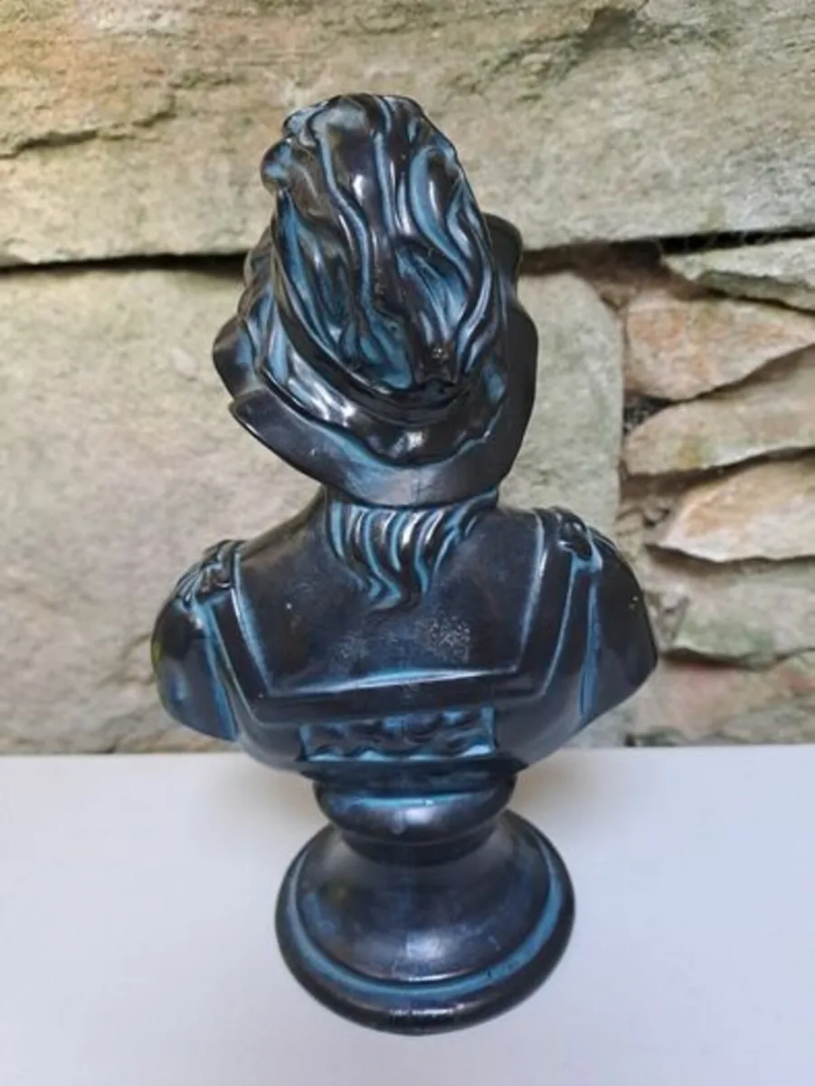 Painted bronzed bust Figurine - Image 4