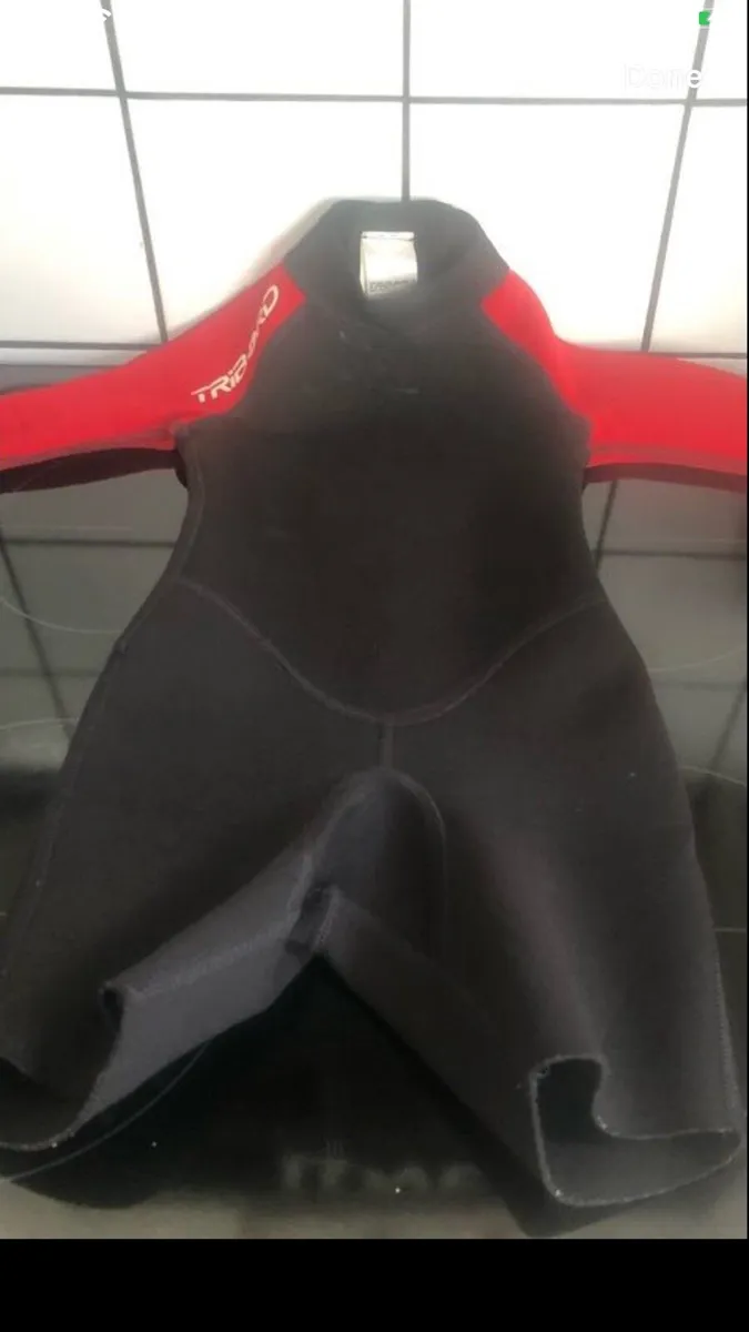 Boys wetsuit age 4 €10 - Image 1