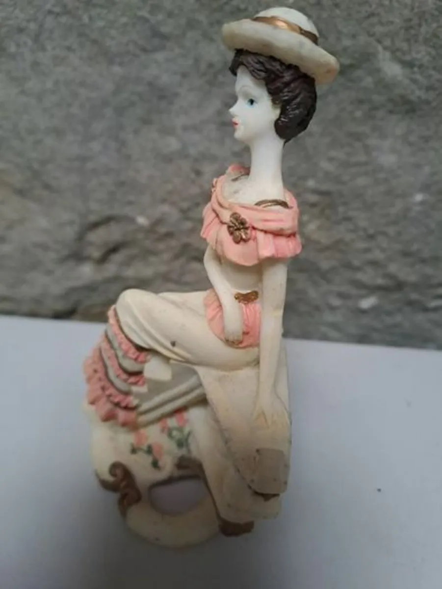 Vintage Lady on the Stairs figurine - Image 3