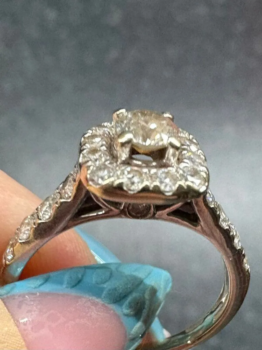 Engagement ring - Image 1