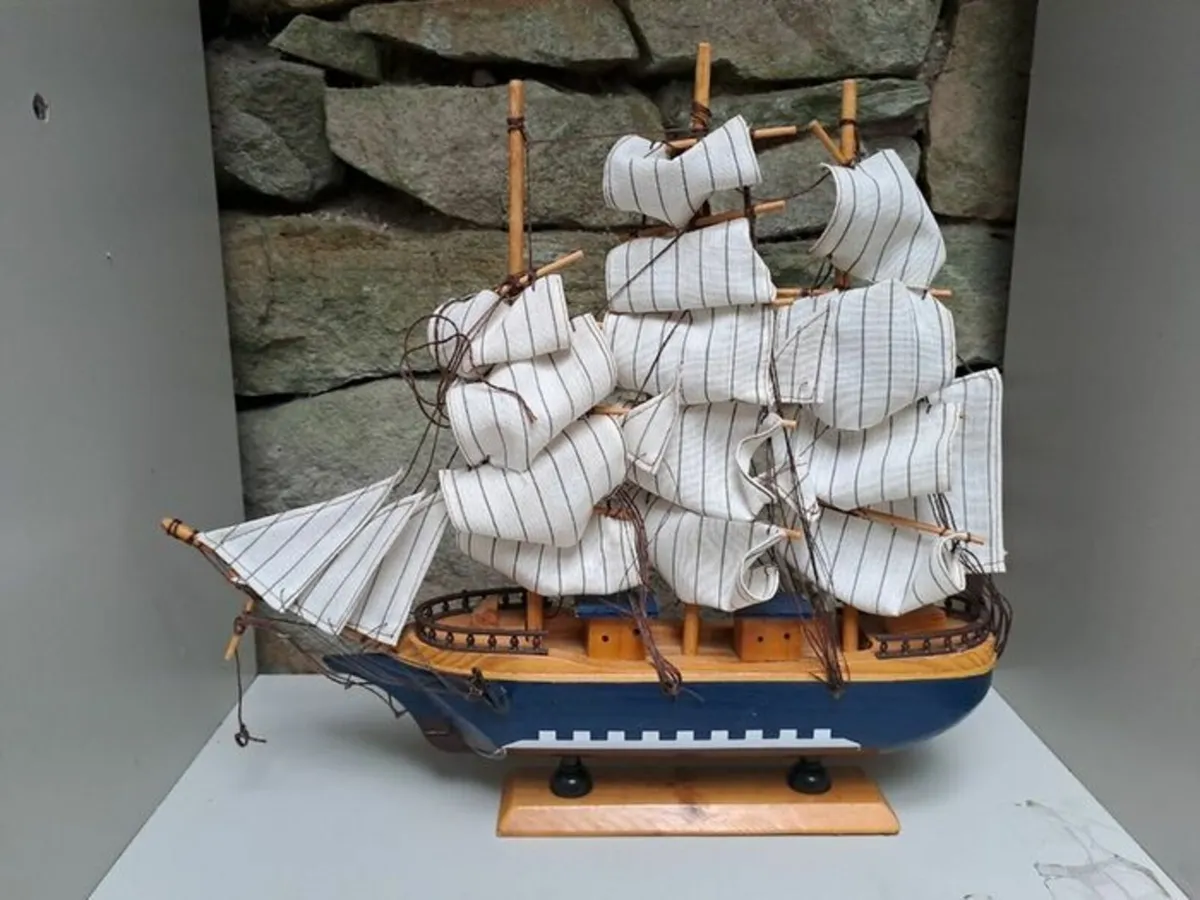 Wooden sailing boat ornament - Image 2