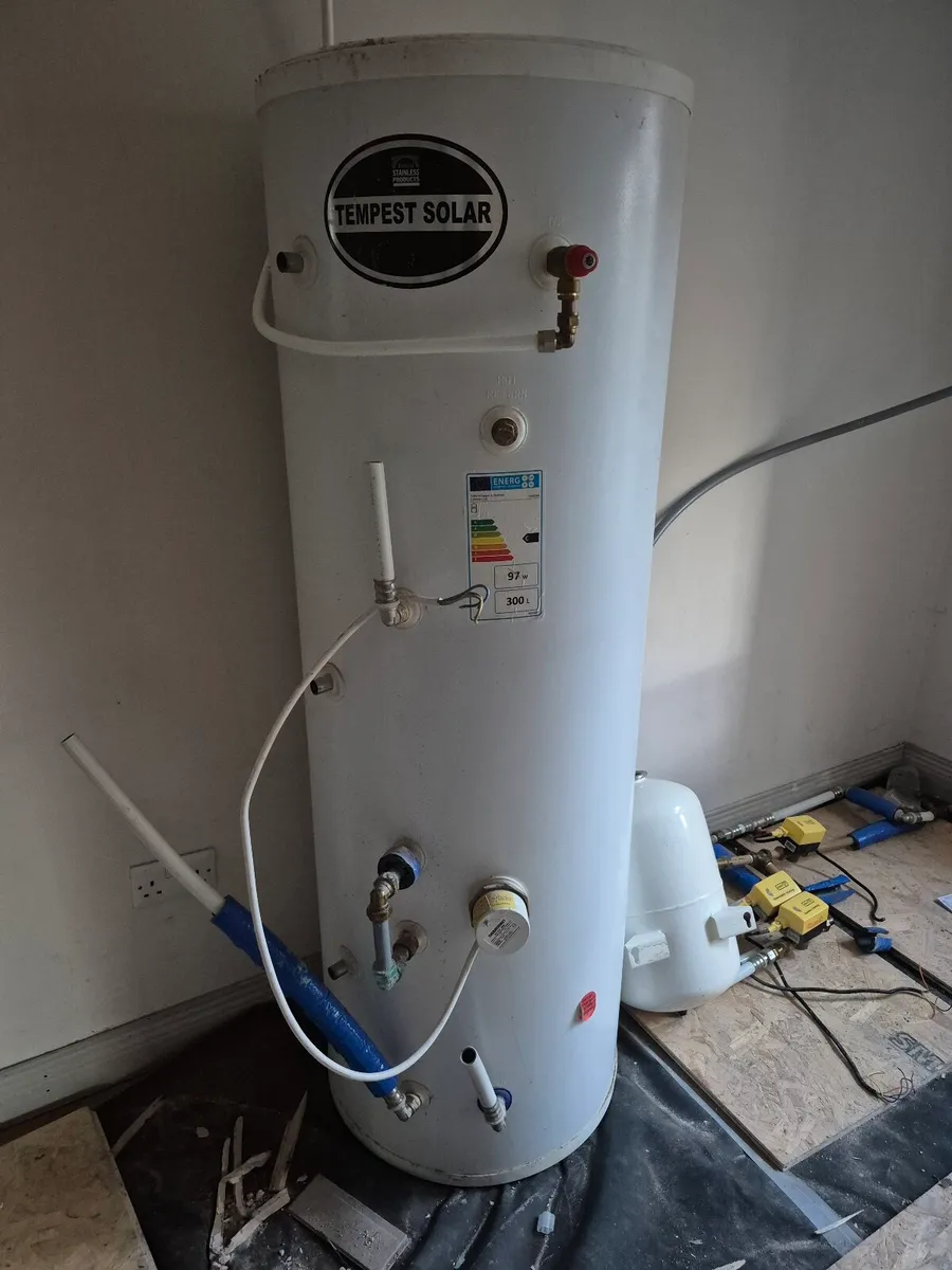 Hot water cylinder