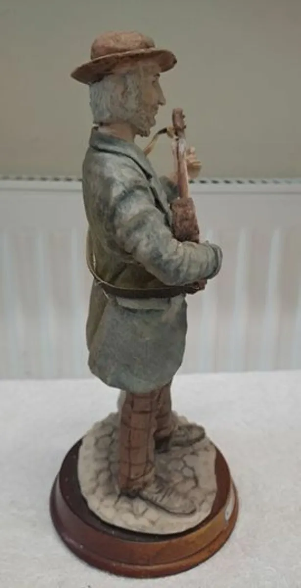 Banjo Bill Figurine - Image 3