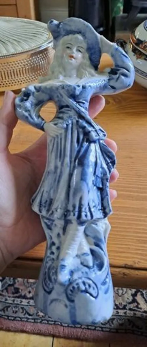 Blue and white figurine vintage hollow inside - Image 2