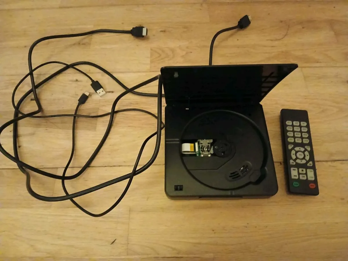 Portable dvd player as new can deliver only €30 - Image 2