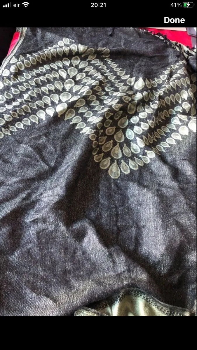 Ladies cashmere shawl €15 - Image 2