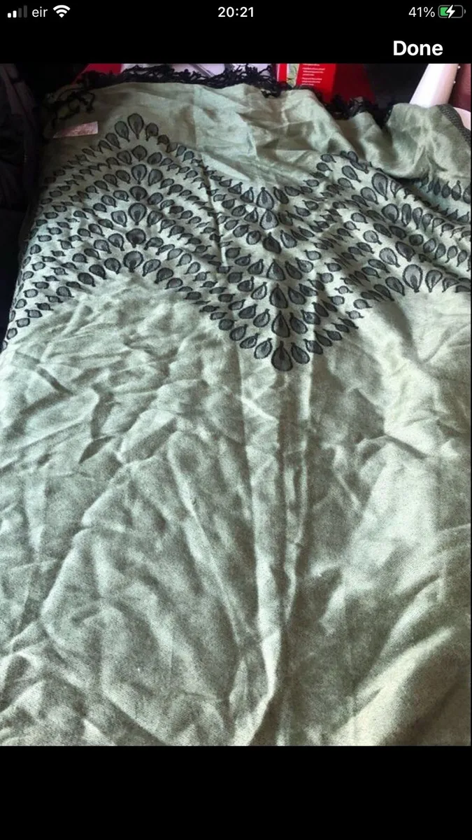 Ladies cashmere shawl €15 - Image 4