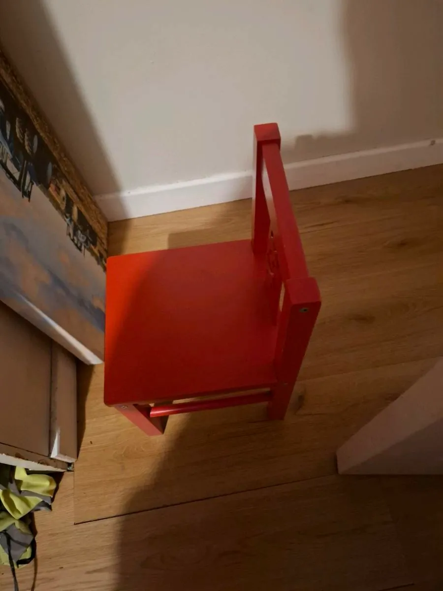 Table and chairs - Image 2