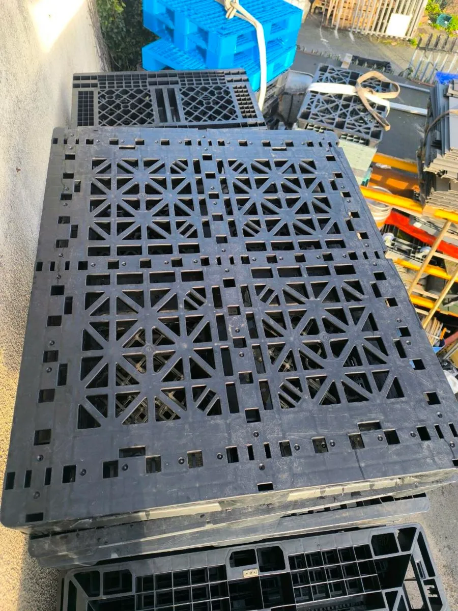 Plastic pallets - Image 1