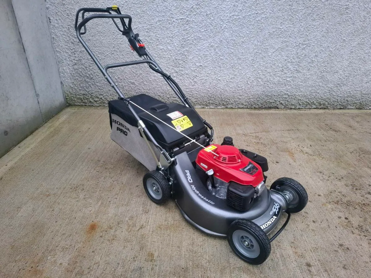 Honda pro 536 lawnmower. LIKE NEW - Image 1