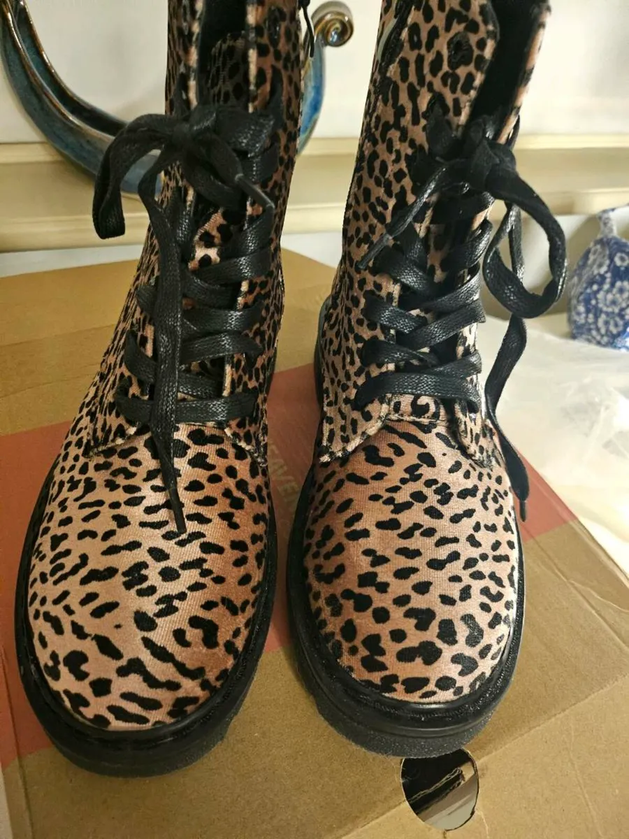 Leopard print boots - Image 1