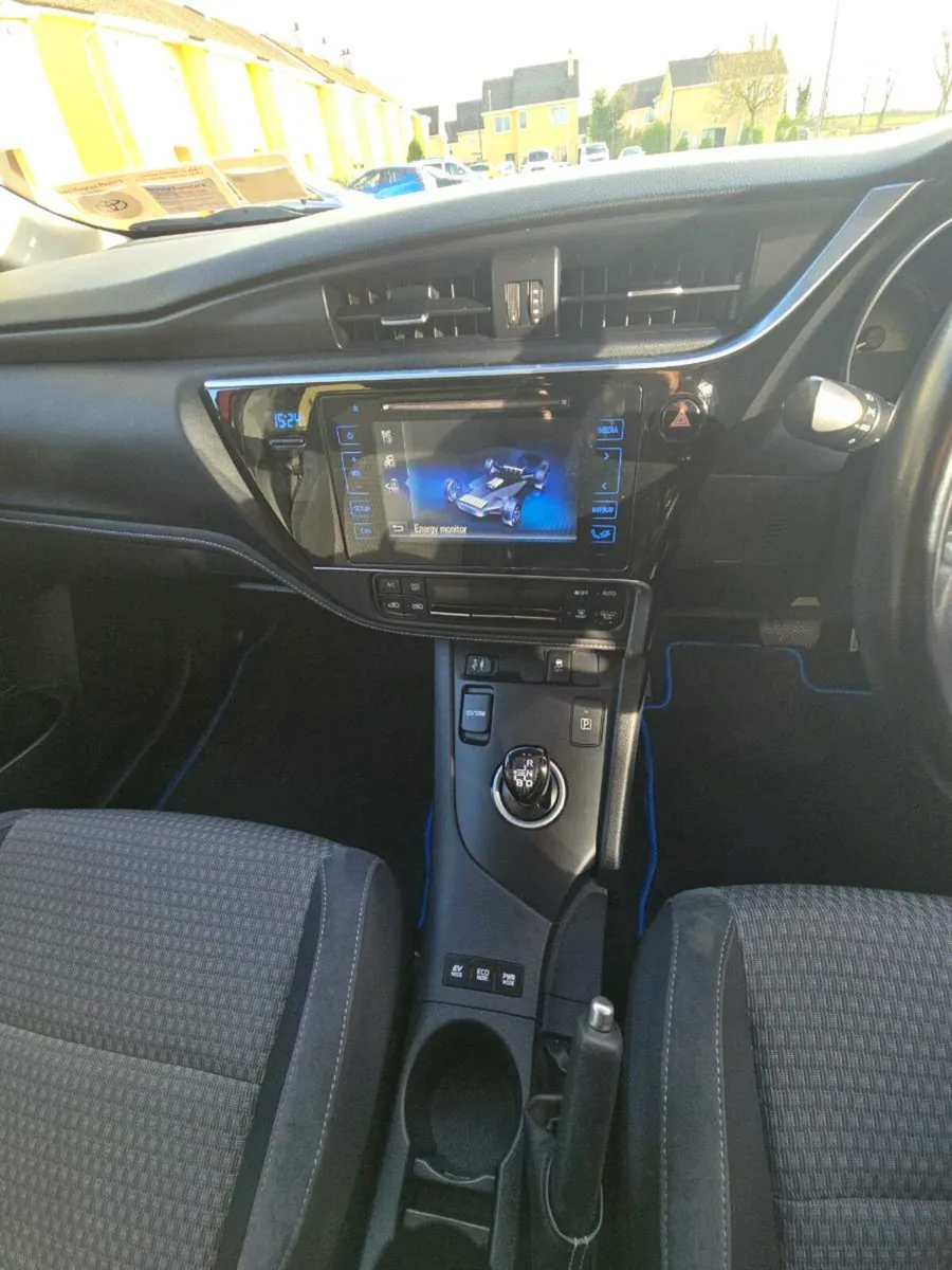 2017 Toyota Auris SOL Estate – High spec - Image 2