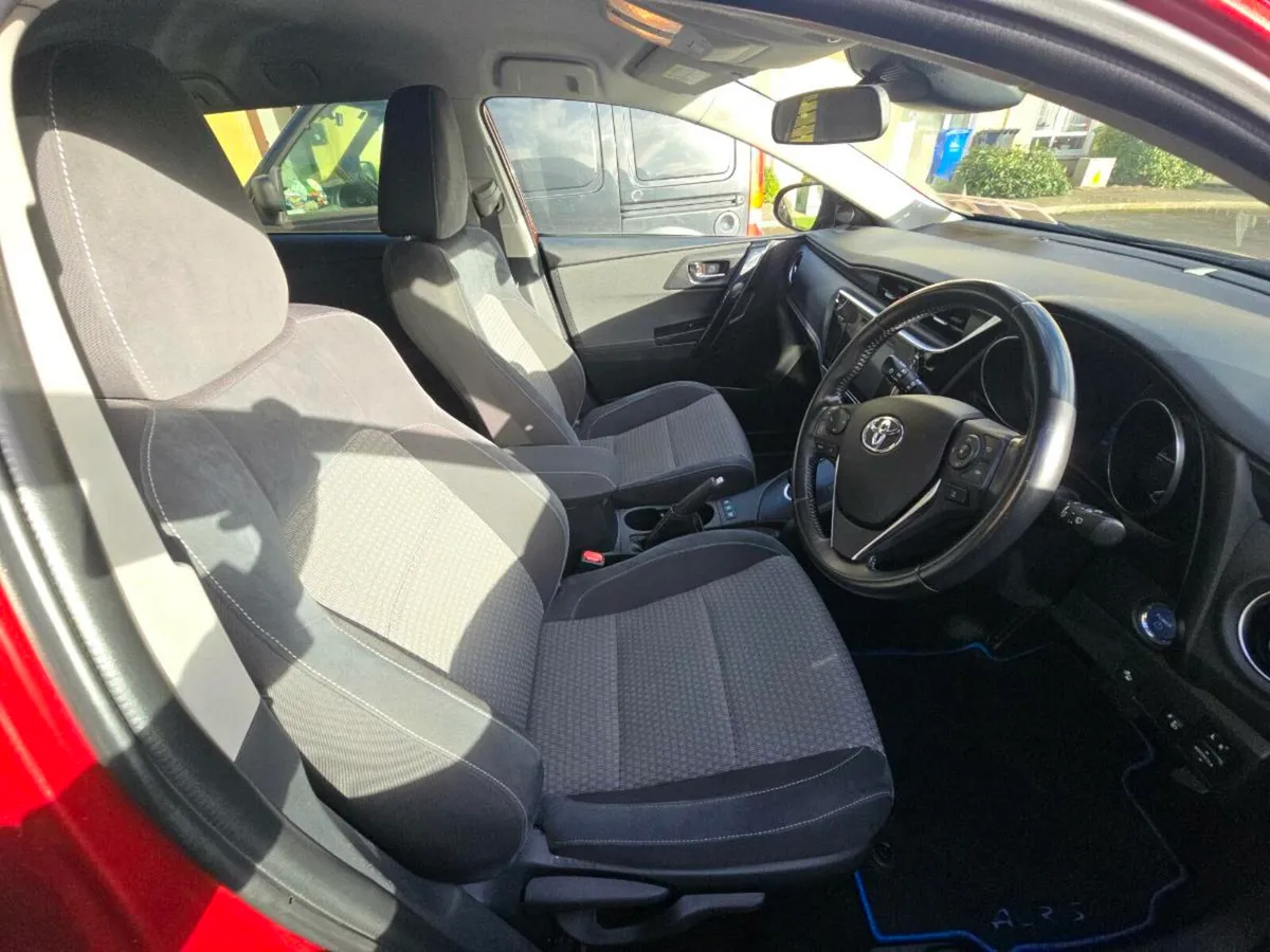 2017 Toyota Auris SOL Estate – High spec - Image 3