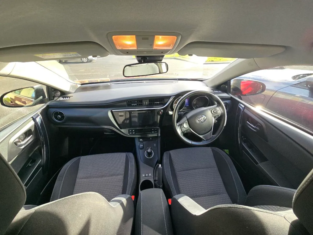 2017 Toyota Auris SOL Estate – High spec - Image 4