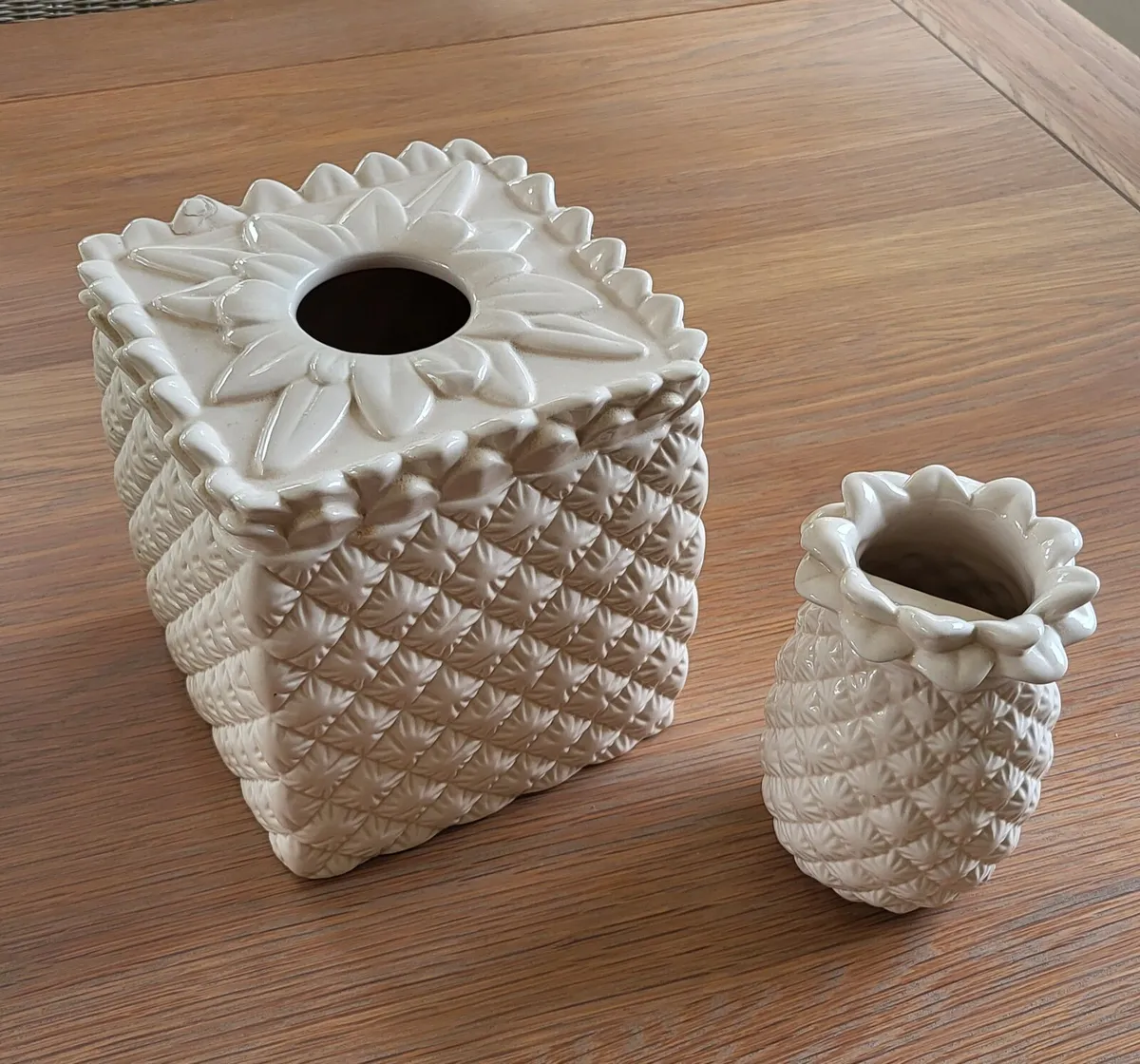 Tommy Bahama tissue box & toothbrush holder - Image 1