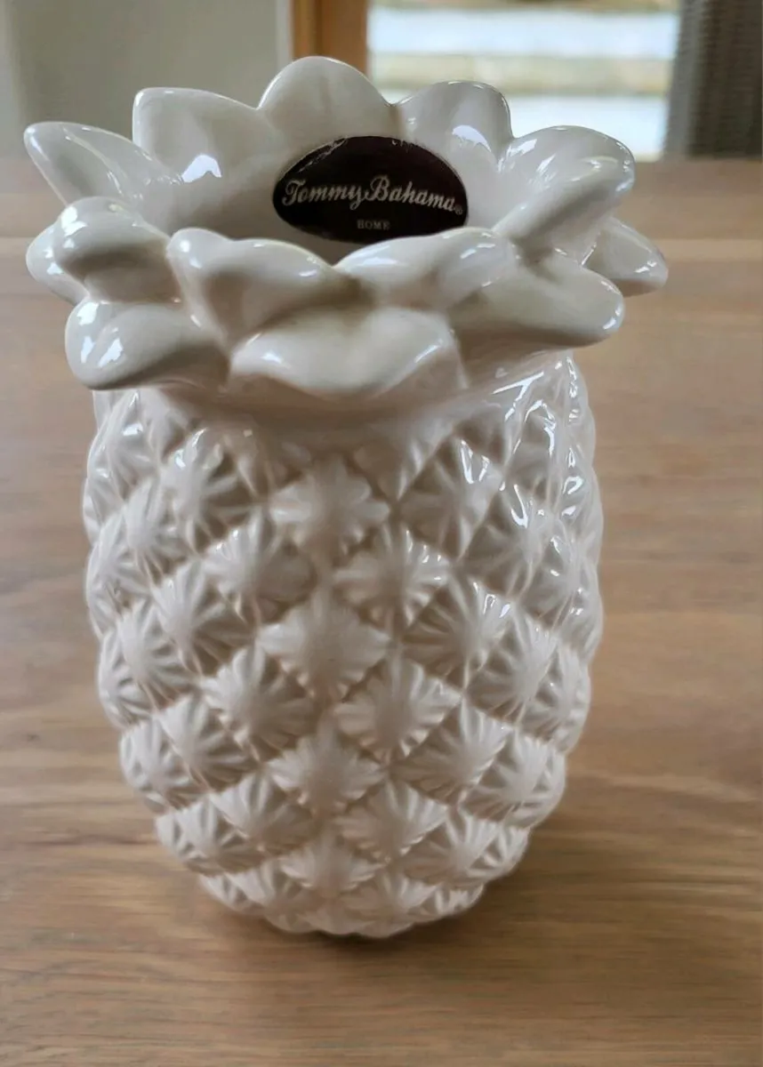 Tommy Bahama tissue box & toothbrush holder - Image 2
