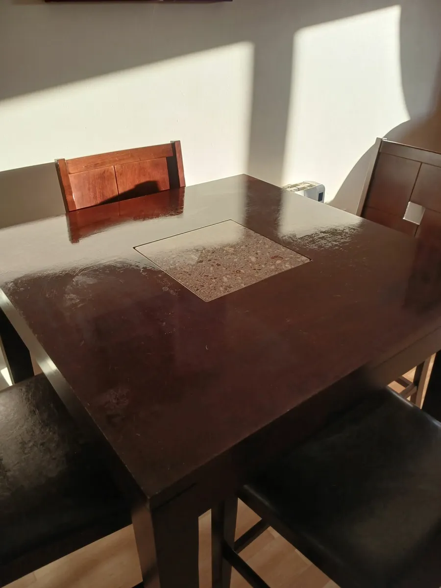 Table and high chairs - Image 1