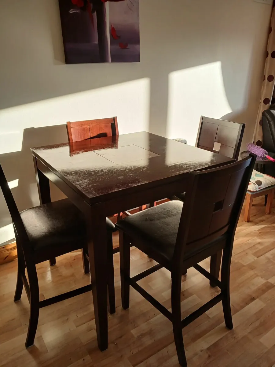 Table and high chairs - Image 3