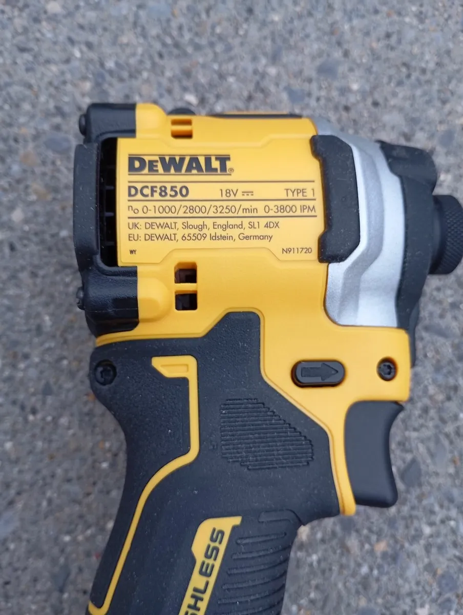DeWalt dcf850 Impact Driver Kit - Image 4