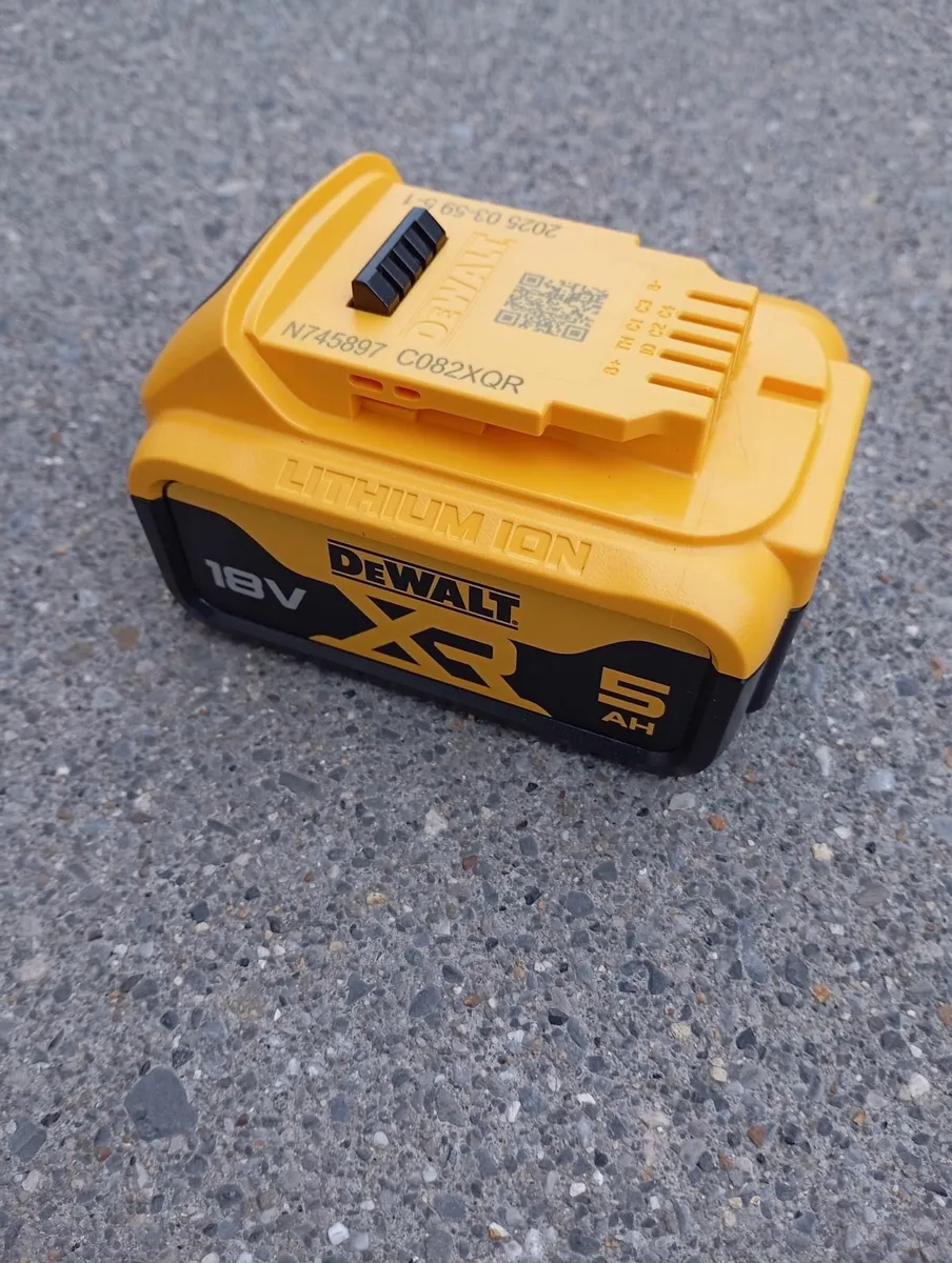 DeWalt dcf887 Impact Driver & Battery - Image 3