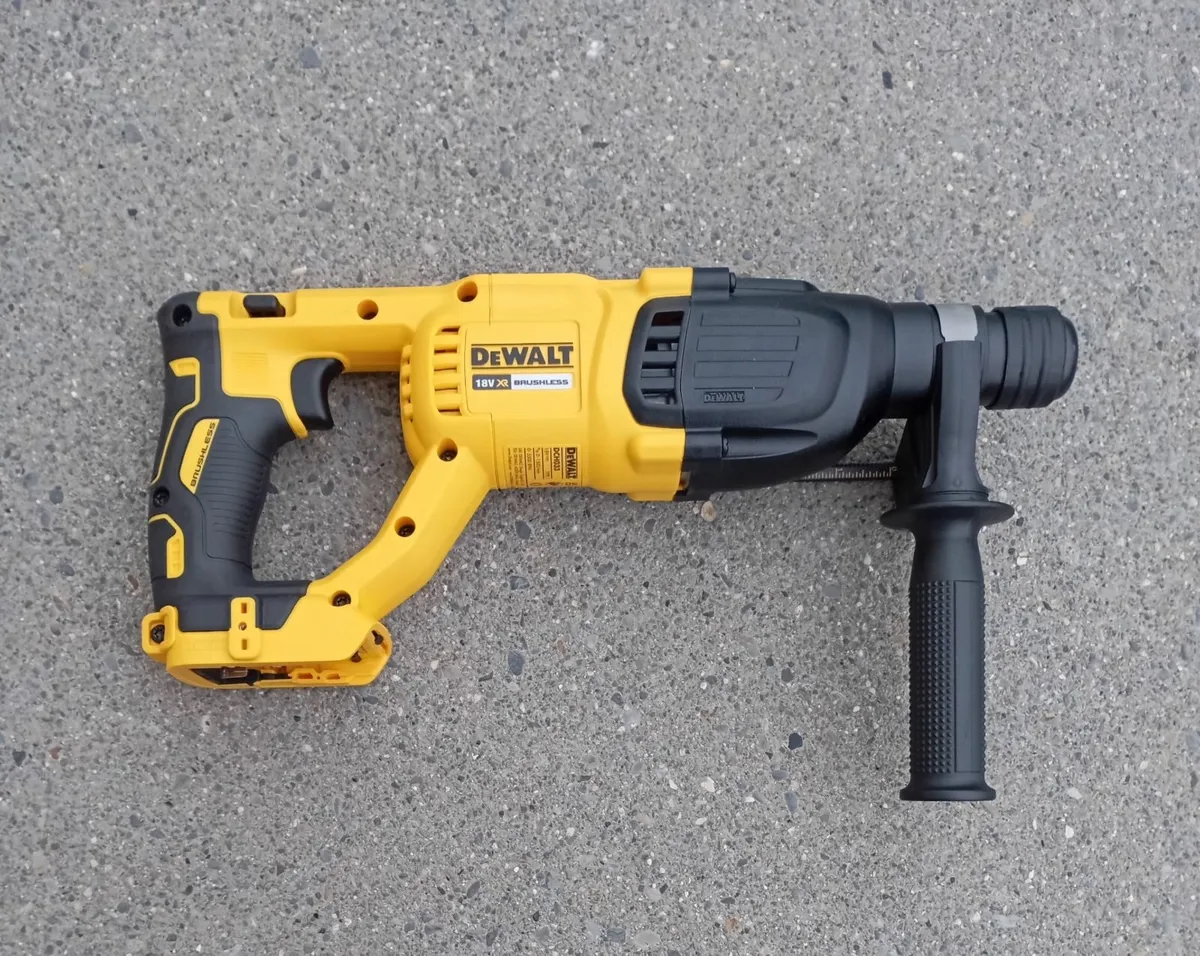 DeWalt dch033 SDS Plus Masonry Drill - Image 3