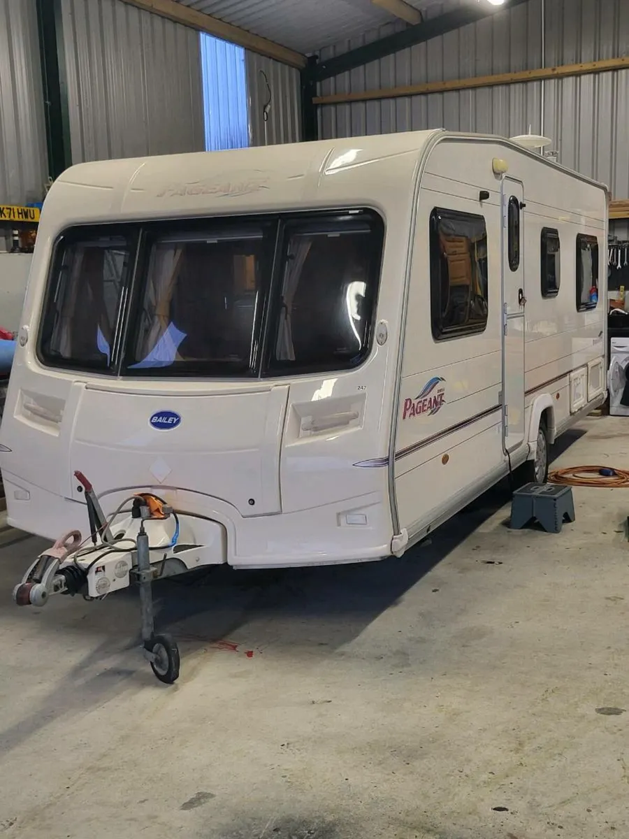 Bailey pageant series 5 burgundy caravan - Image 1