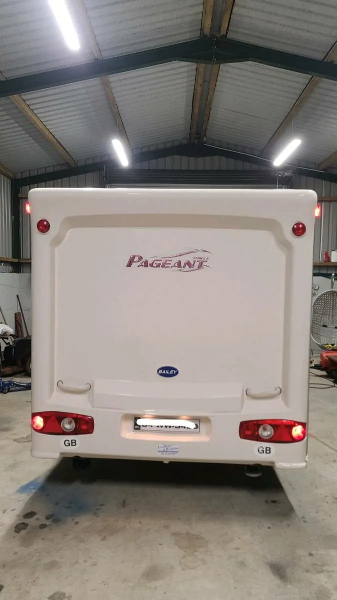 Bailey pageant series 5 burgundy caravan - Image 3