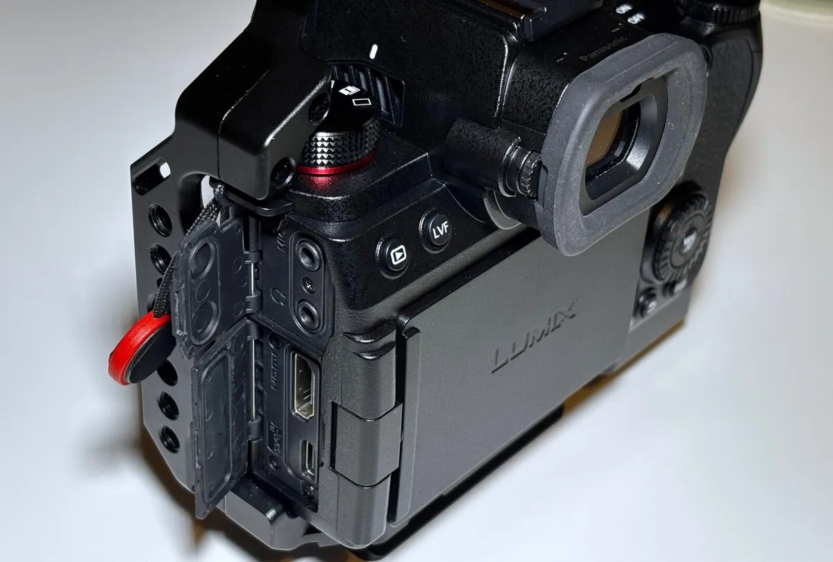 Panasonic LUMIX S5II with Smallrig cage - Image 3