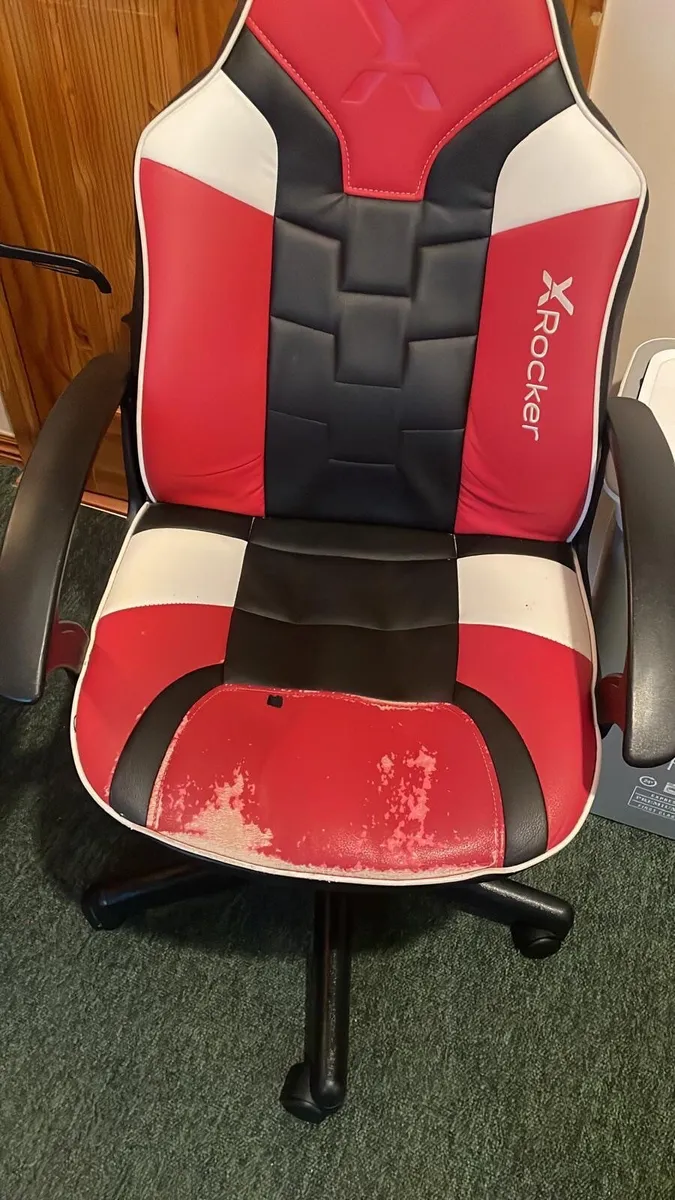 Gaming table and gaming chair - Image 1