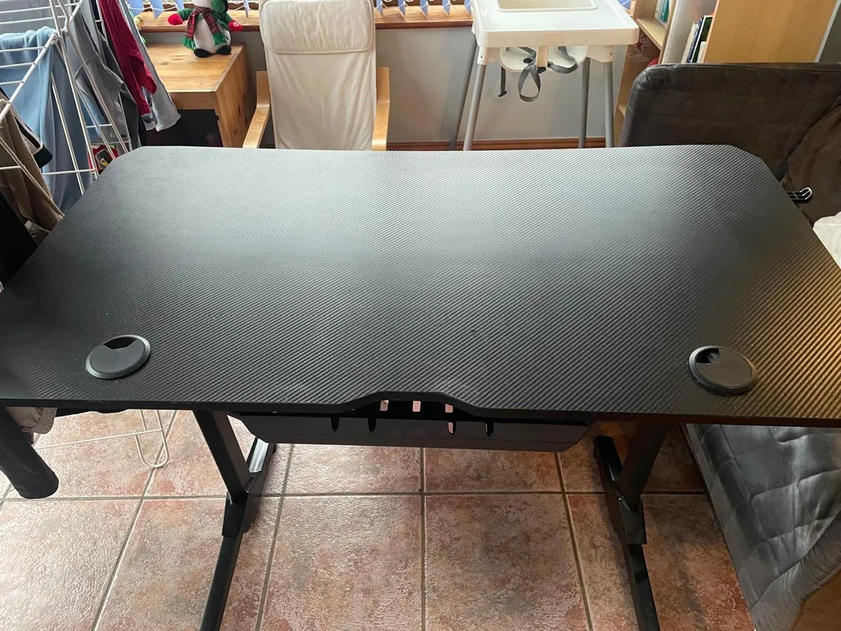 Gaming table and gaming chair - Image 2