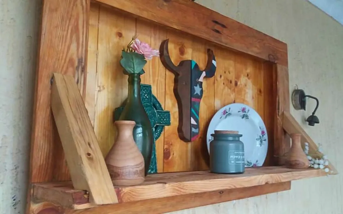 Rustic Americana style floating display shelf - Image 3