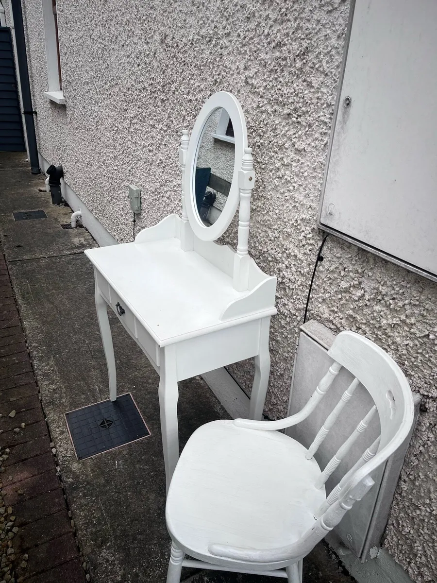 Vanity table and chair - Image 1
